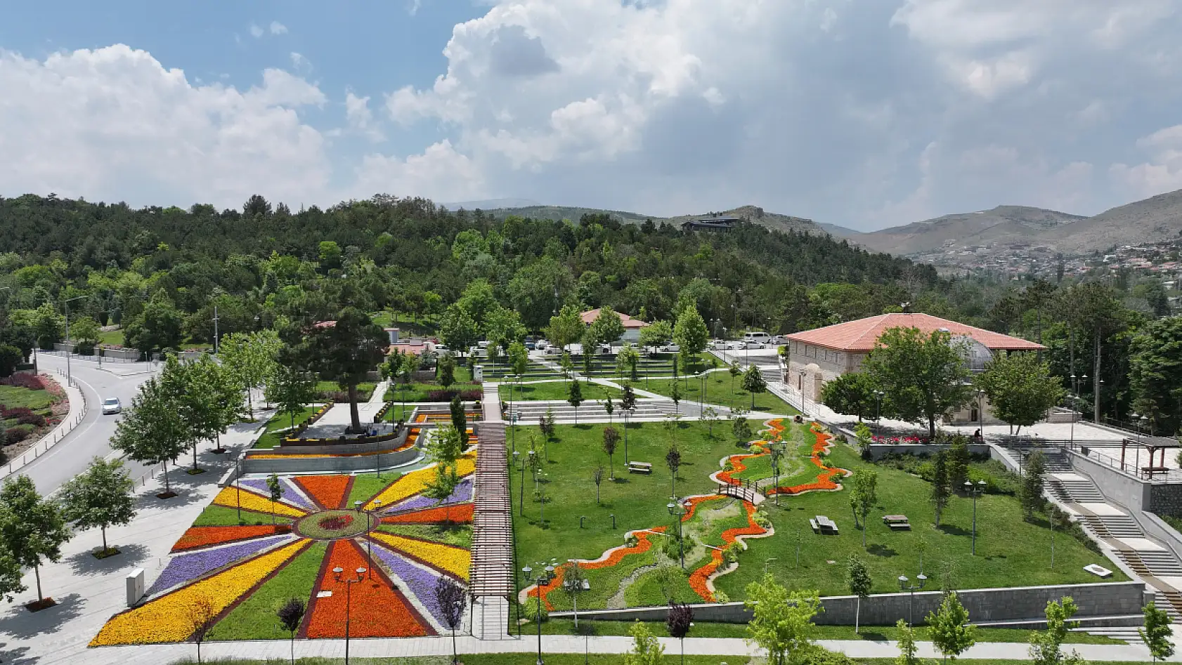 Konya'ya bahar dokunuşu: 1 milyon 800 bin çiçek şehri süsledi!