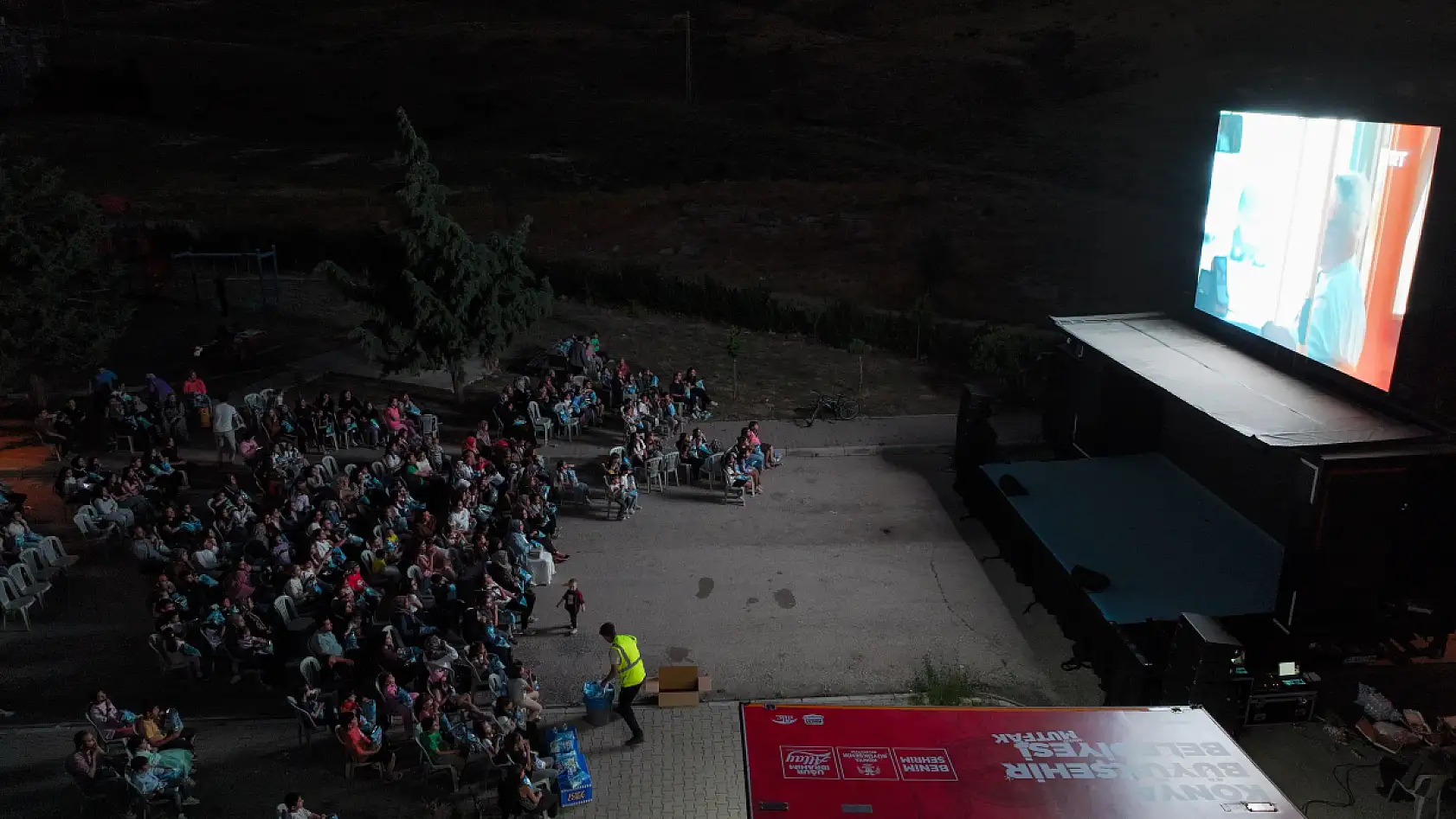 Konya'da açık hava sineması başladı! 'Sinema TIR'ı' yollarda!