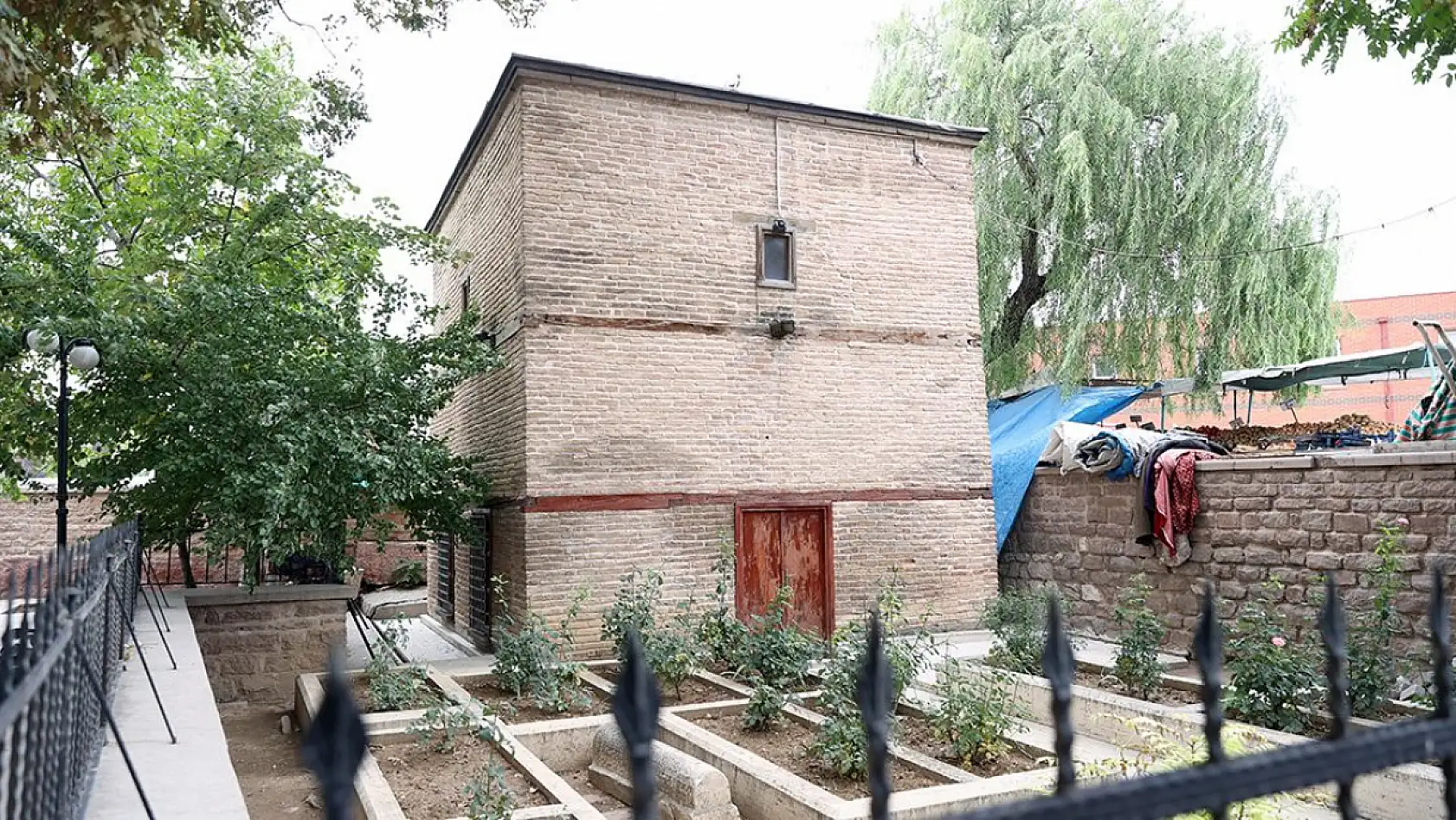 Kedisini Ölünce Bile Yanından Ayırmadı! Konya'daki Türbenin Dünyada Örneği Yok!