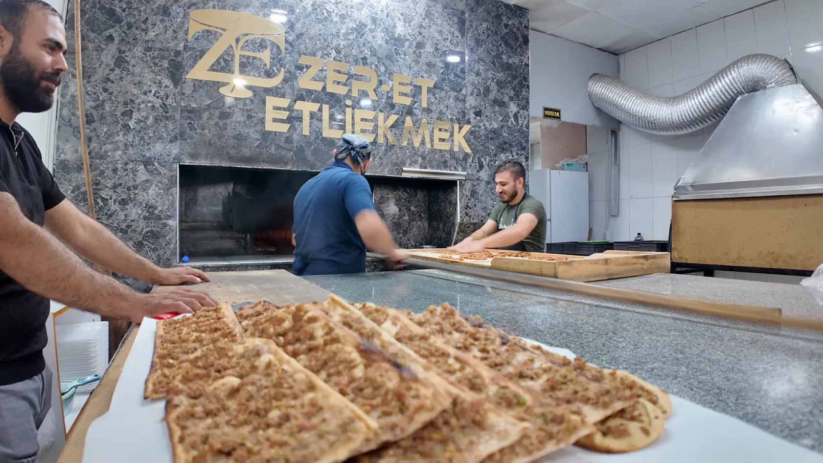 Maliyetler Konya'nın vazgeçilmezini de vurdu: Zam var etliekmekten vazgeçen yok!