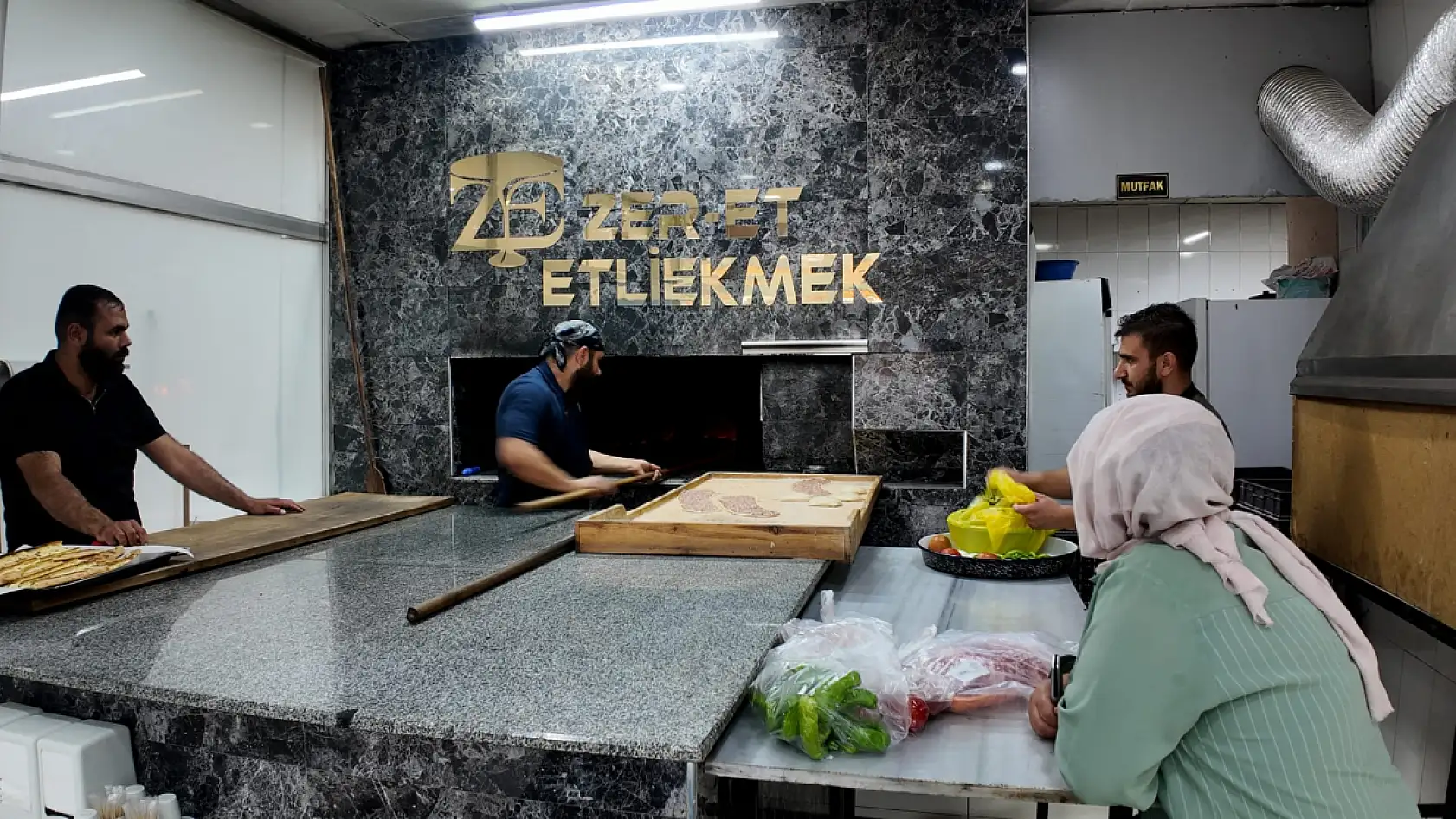 Maliyetler Konya'nın vazgeçilmezini de vurdu: Zam var etliekmekten vazgeçen yok!