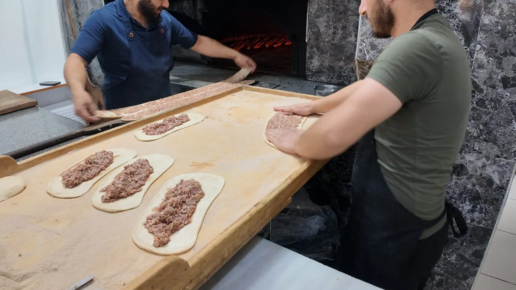 Maliyetler Konya'nın vazgeçilmezini de vurdu: Zam var etliekmekten vazgeçen yok!