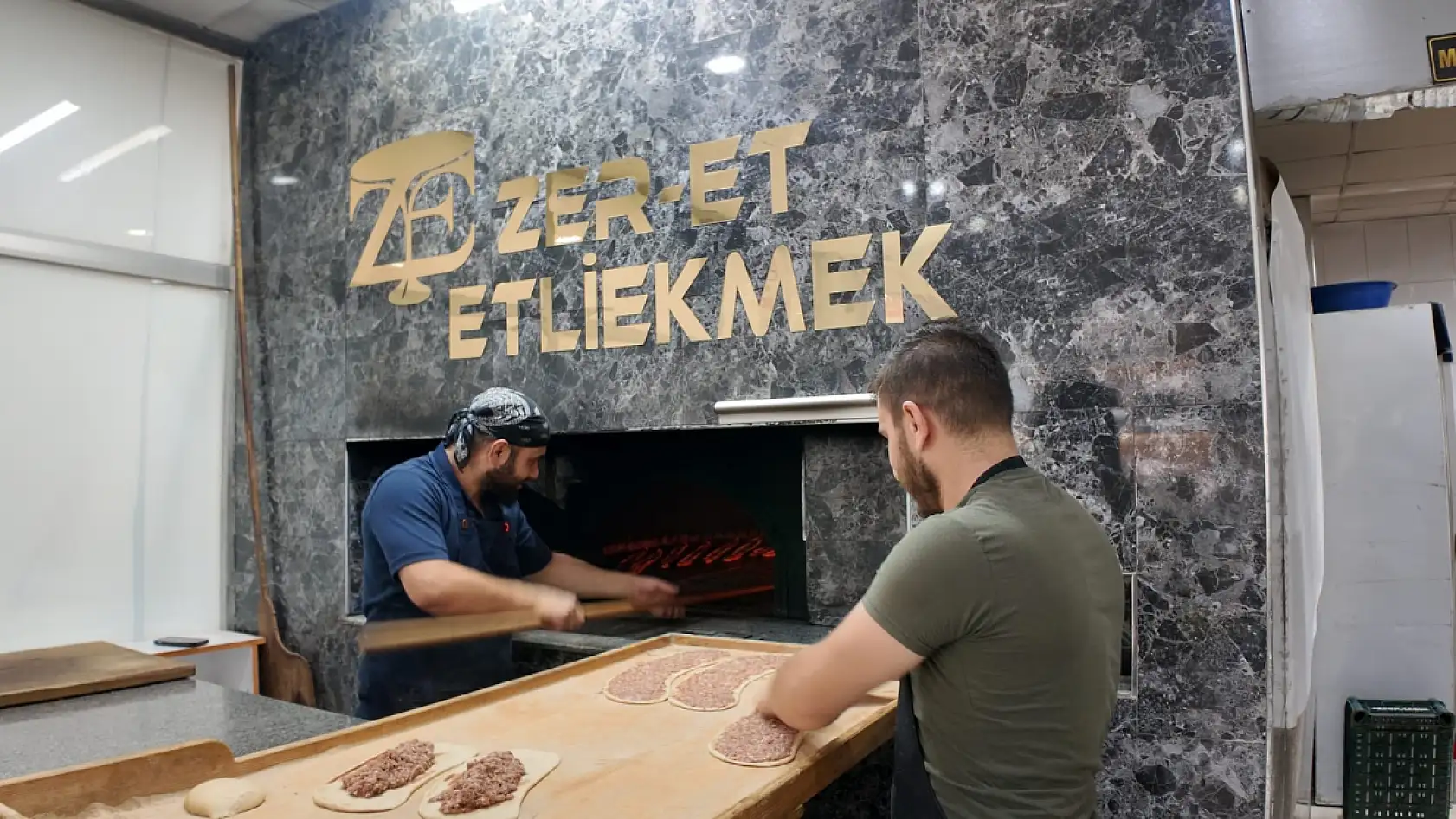 Maliyetler Konya'nın vazgeçilmezini de vurdu: Zam var etliekmekten vazgeçen yok!
