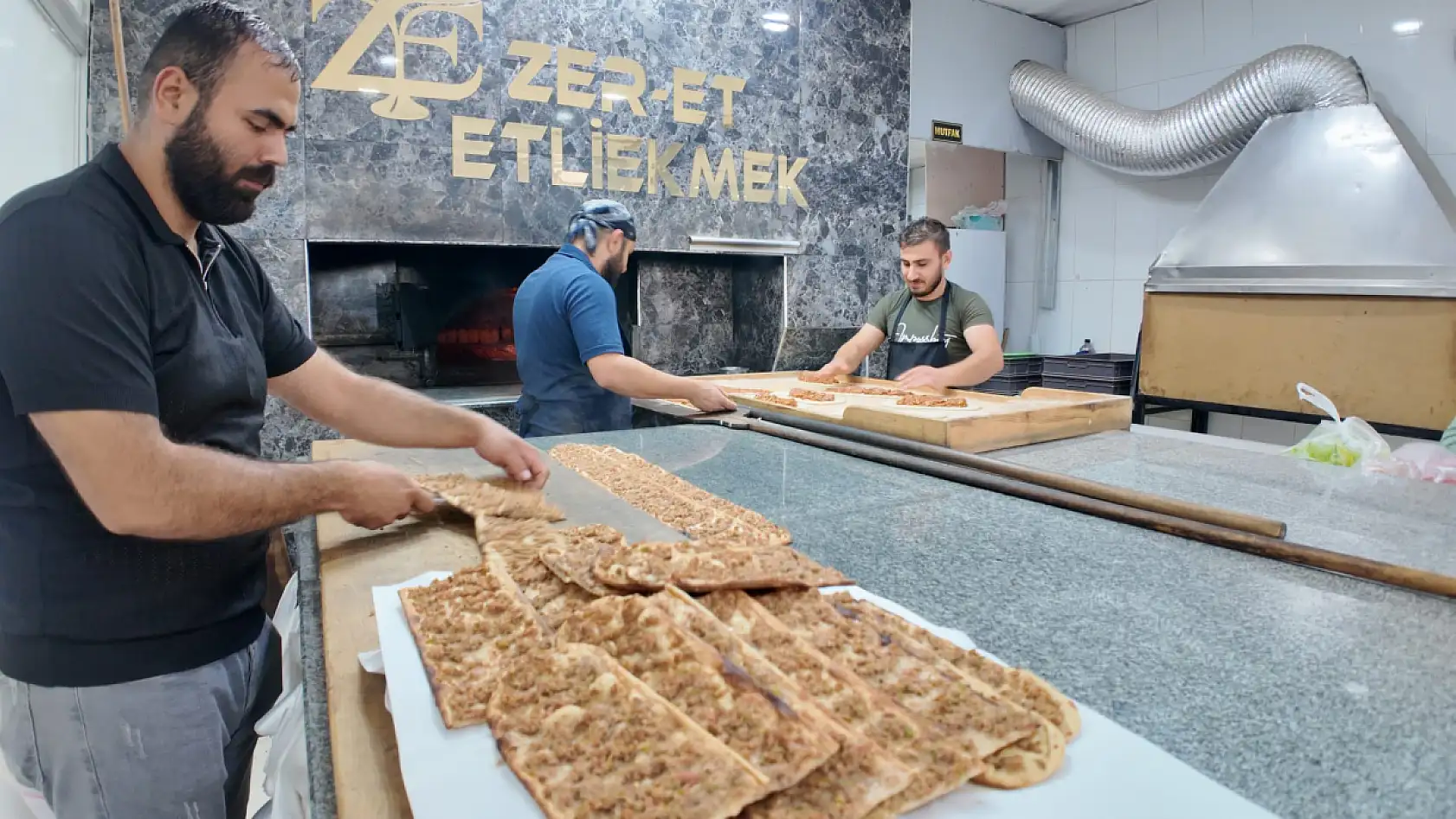 Maliyetler Konya'nın vazgeçilmezini de vurdu: Zam var etliekmekten vazgeçen yok!