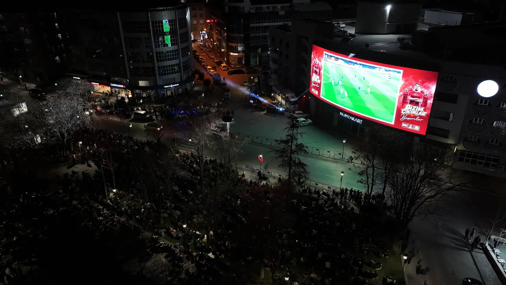 Tarihi zafer, muhteşem coşku! Konyalılar milli maçı dev ekrandan takip etti