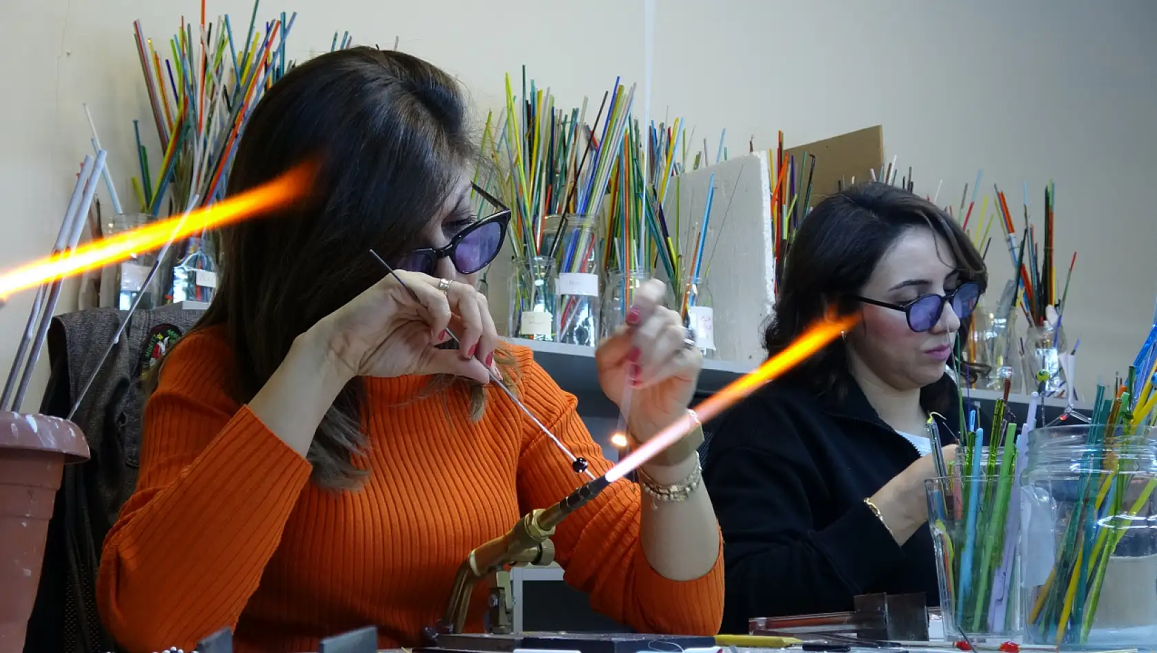 800 derece ateşle buluşan cam sanat eserine dönüşüyor