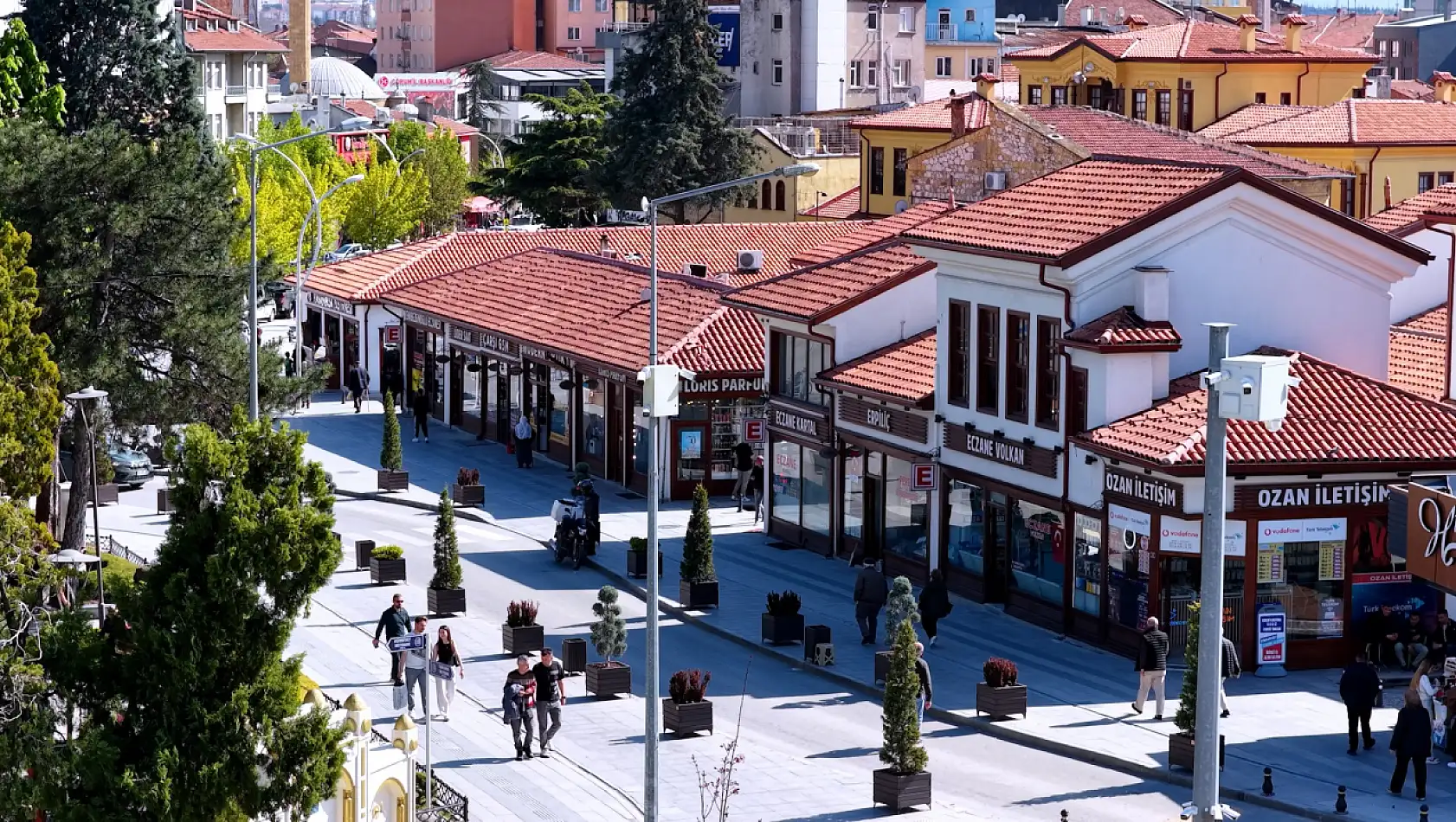 Bakan Kurum, yenilenen Çorum Tarihi Kent Meydanı'ndan görüntüler paylaştı