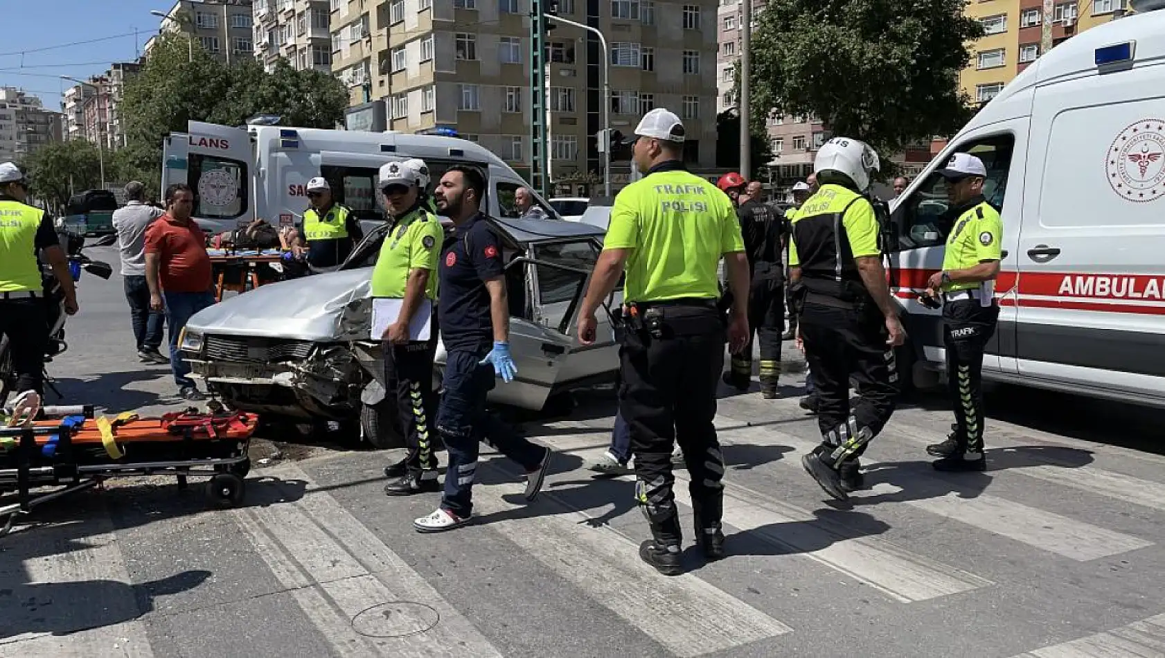 Son dakika: Konya'da kontrolden çıkan otomobil dehşet saçtı! Yaralılar var