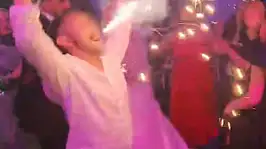 Ağzıyla tuttuğu meşale yüzünde patladı!
