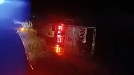 Konya'da kamyon şarampole devrildi: 2 yaralı