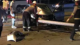 Konya'da korkutan kaza! Çarpmanın şiddetiyle direk devrildi