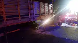 Konya'da motosiklet park halindeki römorka çarptı