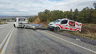 Konya yolunda korkutan kaza! Cenaze nakil aracı şarampole devrildi
