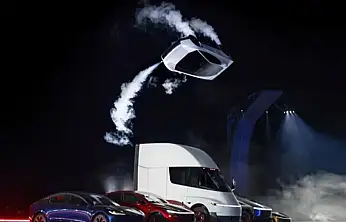 Araba değil sanki uzay aracı! Elon Musk'ın yeni oyuncağının fiyatı dudak uçuklattı