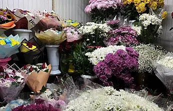 Aşkın rengi çiçekçileri hareketlendirdi! Sevgililer günü mesaisi başladı