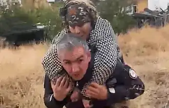 Bakan Çiftçi'den sırtında yaşlı kadını taşıyan polise övgü: Milletimizin gönlüne dokundu!