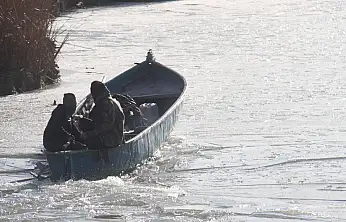 Beyşehir'de göl yüzeyi dev bir pist oldu! Balıkçıların buz mesaisi başladı!