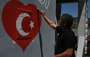 Böyle muhtar baş tacı edilir! Konya'daki mahalle duvarlarını ay yıldızla donattı