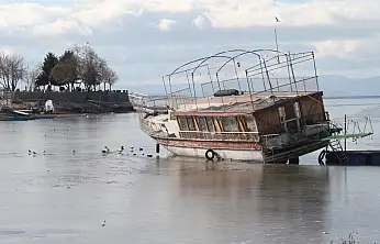Burası Norveç değil Konya! Göl buz tuttu!