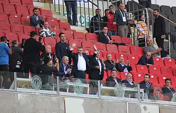 Bakan Çiftçi, Konyaspor-Başakşehir maçını tribünden takip ediyor!