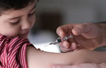 İzmir'de aşı tartışması memleket meselesine döndü: Hemşire Konya'dan gelen çocuğa bakmadı!