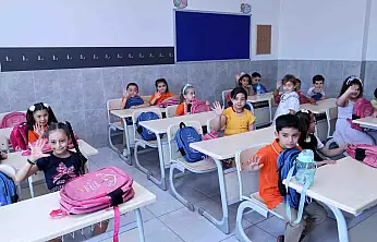 Karatay'da 8 yıllık gelenek bozulmadı: 9 bin öğrenciye kırtasiye desteği!