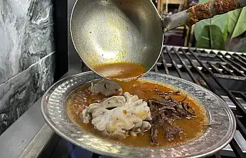 Kelle paçanın zirvesi! Bu çorbanın içinde yok yok!