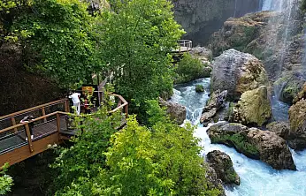 Konya'da 20 metreden dökülen huzurun ve serinliğin sesi: Yerköprü Şelalesi!