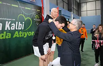Konya'da aileler tenis kortunda ter döktü