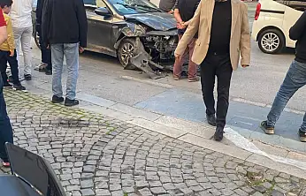 Konya'da cadde ortasında kaza! Otomobil ağır hasar aldı