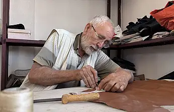 Konya'da dede mesleği kunduracılık seri üretime geçti: 3 kuşak dünyaya açıldı!