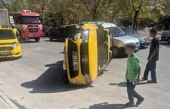 Konya'da feci kaza: Ticari taksi devrildi, savrulan araç zabıtaya çarptı!