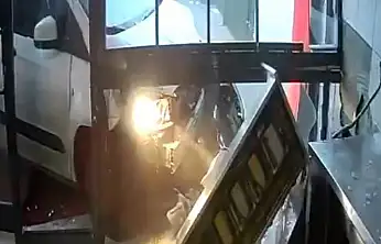 Konya'da film gibi kaza: Dönerciye lavaş servisi dükkanın içinde bitti