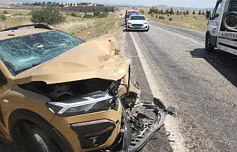 Konya'da iki araç birbirine girdi: Ortalık savaş alanına döndü! 9 yaralı...