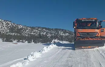 Konya'da kar yağışında kapanan yollarda çalışmalar sürüyor