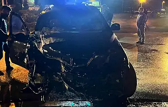 Konya'da kontrolden çıkan araç iş yerinin duvarına çarptı: 4 yaralı!