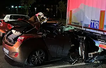 Konya'da korkutan kaza: Otomobil tırın altına girdi!