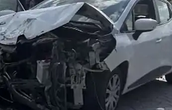 Konya'da korkutan kaza! Servis minibüsü ile otomobil çarpıştı