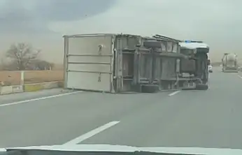 Konya'da kum fırtınası kabusu! Görüş mesafesi kapandı, tır devrildi!
