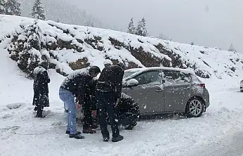 Konya'da o geçit merkezden daha çok kar gördü! 10 santimetreye ulaştı...