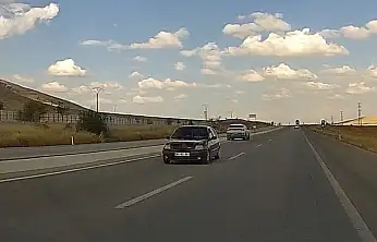 Konya'da ölümle burun buruna geldiler! Ters yönden gelen araç dehşeti yaşattı!