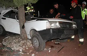 Konya'da otomobil ağaca girdi! 1'i ağır 2 yaralı