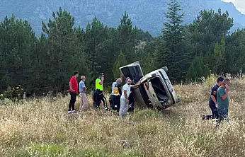 Konya'da otomobil takla attı: Sürücü araçta sıkıştı!