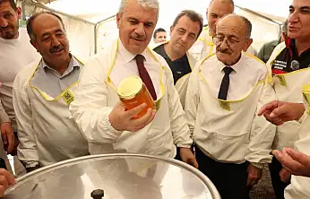 Konya'da tam 900 ton üretildi! Vali Akın, kovanın başına geçti