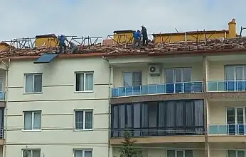 Konya'da tehlikeli çalışma: 4 katlı binadan aşağıya güneş paneli attılar!