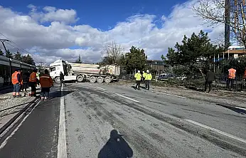 Konya'da trafiği kilitleyen kaza: Tır refüjü aştı ağaçları ezerek karşı şeride geçti!