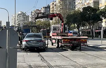 Konya'da tramvay seferlerini durduran kaza! Otomobili yerinden oynatamadılar