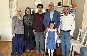 Konya'da umre sevinci yaşayan aileye Başkan Altay'dan ziyaret