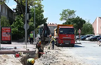 Konya'nın işlek caddesinde içme suyu ve tatlı su hatları yenileniyor