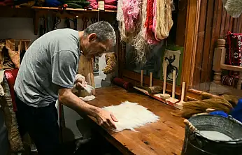 Konya'nın yünü ellerinde sanata dönüşüyor: 100 yıllık keçe geleneği yaşıyor!